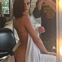 Selena Gomez topless selfie HQ photo