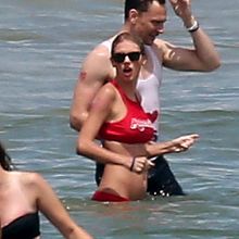 Taylor Swift fake boobs in sexy bikini swimming in Rhode Island with Karlie Kloss, Blake Lively, Gigi Hadid, Cara Delevingne 108x MixQ photos