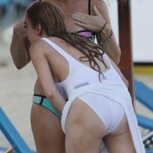 Lindsay Lohan pokies cameltoe on the beach in Mykonos 38x MixQ photos