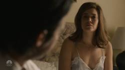 Mandy Moore - This Is Us S02 E02 720p sexy nightwear scene