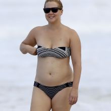 Amy Schumer sexy bikini candids on the beach in Hawaii 7x HQ photos