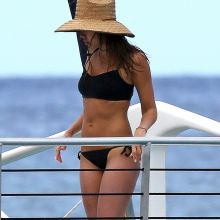 Jessica Alba sexy bikini candids on the yacht in Hawaii 23x HQ photos