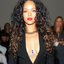 Rihanna upskirt pussy show at fashion show UHQ
