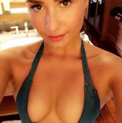 Demi Lovato cleavage in sexy swimsuit 6x HQ photos