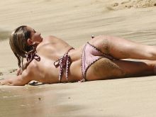 Hailey Baldwin sexy bikini cameltoe candids on the beach in Hawaii 66x HQ photos