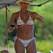 Jada Pinkett-Smith sexy bikini candids on the beach in Hawaii 50x HQ photos