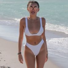 Madison Beer sexy bikini cameltoe candids on the beach in Miami 30x HQ photos