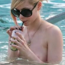 Avril Lavigne Nude in pool with her friend 15x HQ