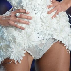 Candice Swanepoel 2013 Victoria's Secret Fashion Show 113x UHQ