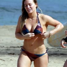 Hilary Duff big ass in sexy bikini bends over candids on the beach in Hawaii 168x HQ photos