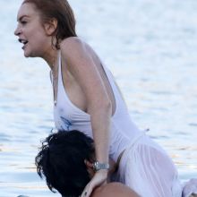 Lindsay Lohan pokies cameltoe on the beach in Mykonos 38x MixQ photos